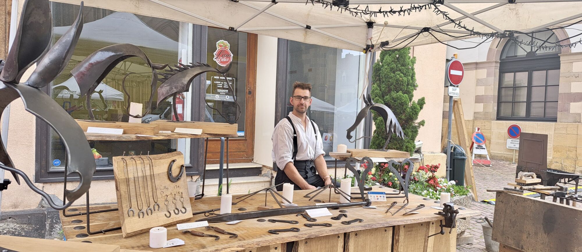 Le sculpteur Nicolas Sledziona, ses œuvres et son savoir-faire présent à la Fête de la Sorcière de Rouffach 2025 Saint-Louis
